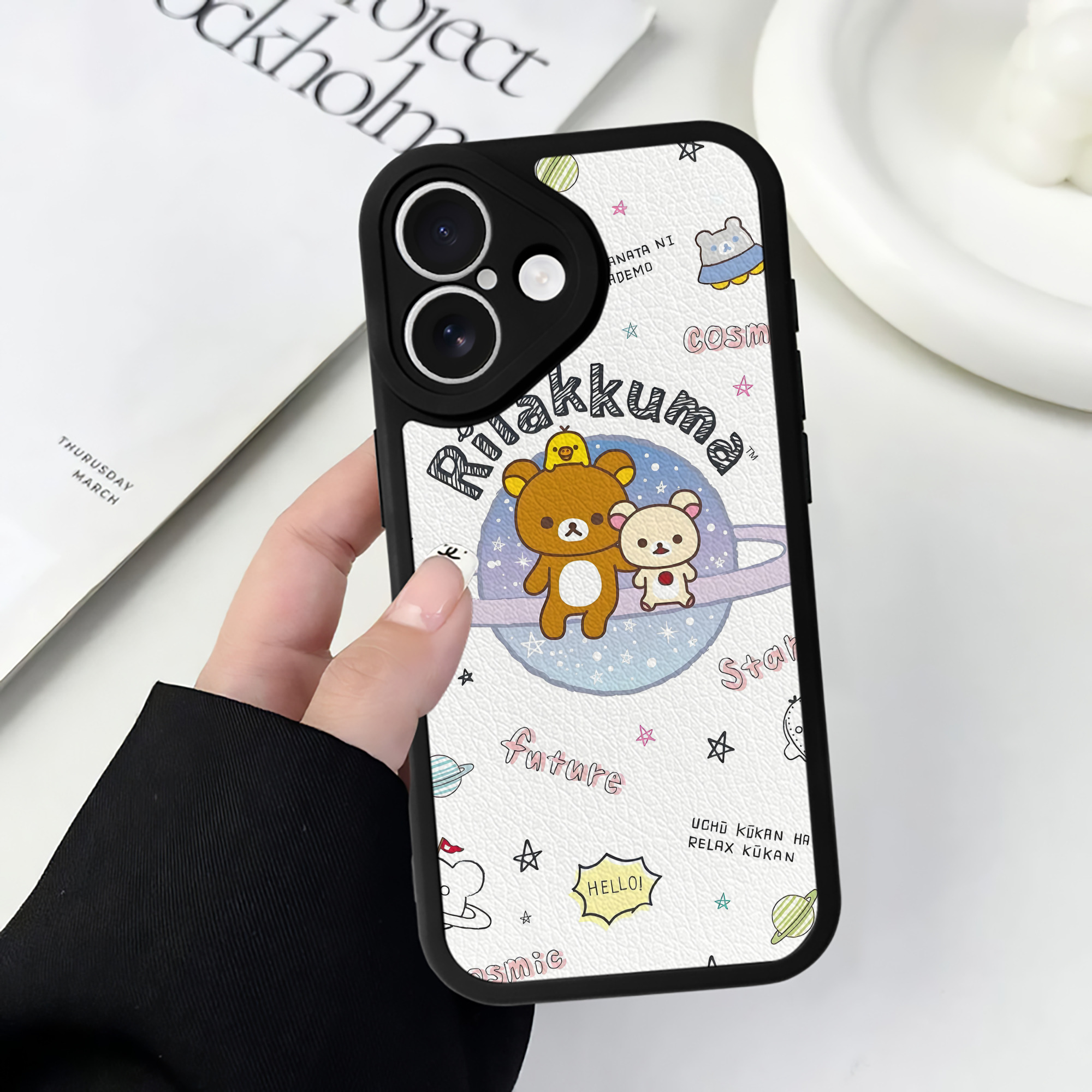 （画像用） リラックマ リラックマ キイロイトリ Rilakkuma Korilakkuma Kiiroitori 【iPhone 16シリーズ対応】シリコンスマホケース（レザー調） 材質：シリコン